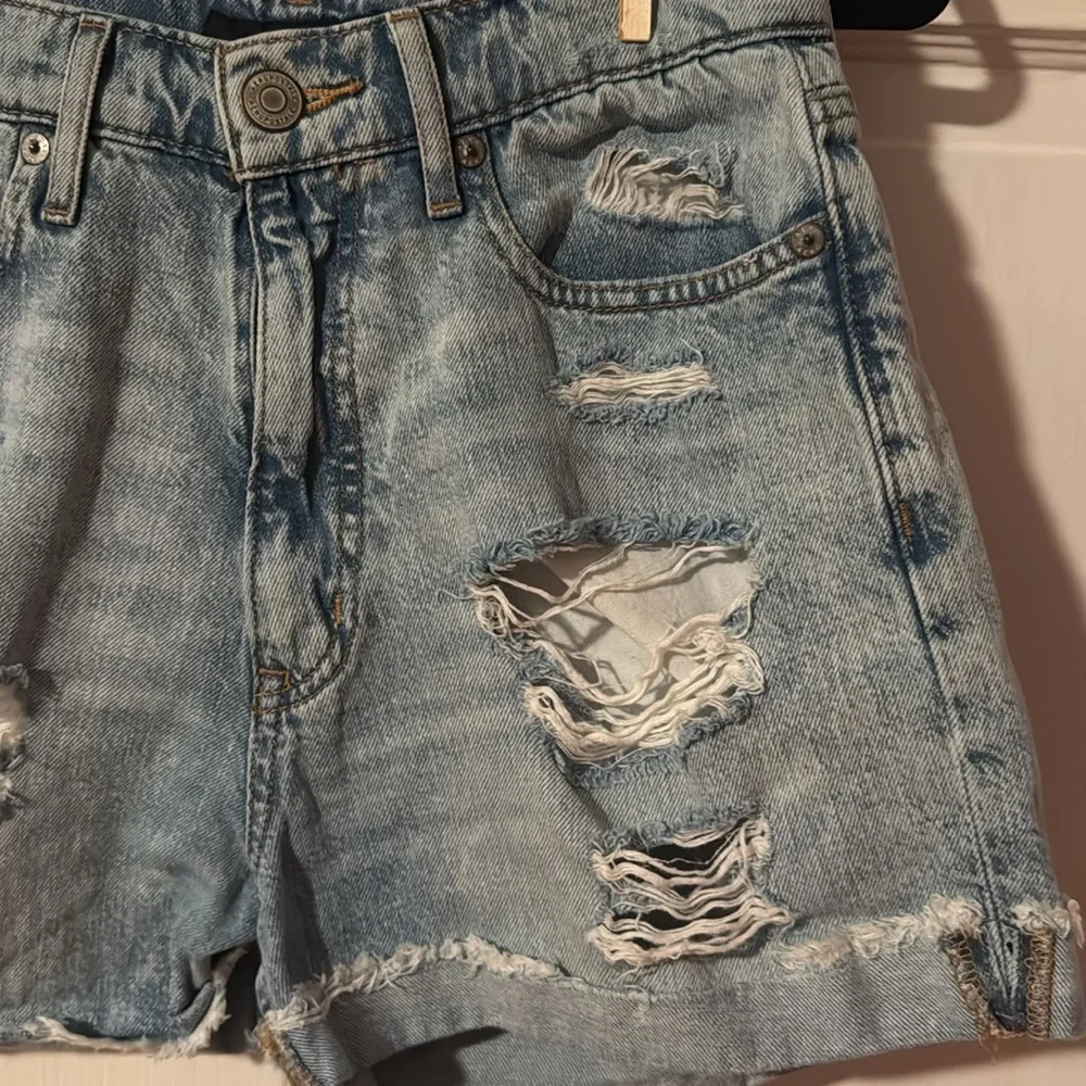 Aero High Rise Curvy Mom Short Denim Jean Distressed Size 4 Light Wash